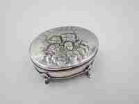 Caja tocador mujer. Plata de ley y vermeil. Ángeles con nubes. 1905. Reino Unido