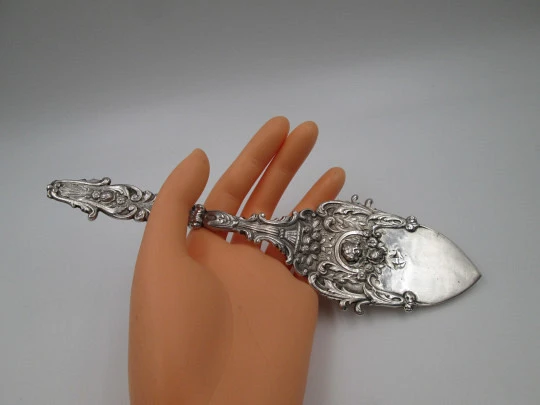 Cake serving shovel. 925 sterling silver. Cherub bust. Floral & vegetable motifs. 1960's
