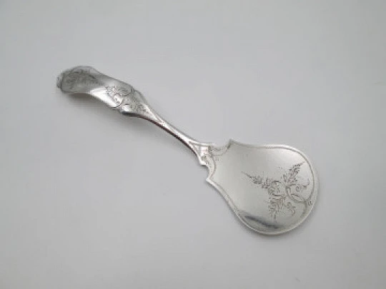 Cake shovel. Silver plated metal. Floral and vegetable motifs. England. 1930's