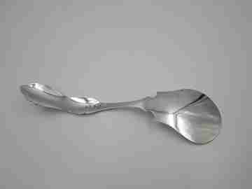 Cake shovel. Silver plated metal. Floral and vegetable motifs. England. 1930's