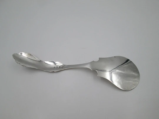 Cake shovel. Silver plated metal. Floral and vegetable motifs. England. 1930's