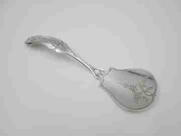 Cake shovel. Silver plated metal. Floral and vegetable motifs. England. 1930's