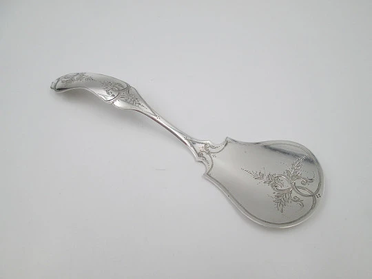 Cake shovel. Silver plated metal. Floral and vegetable motifs. England. 1930's