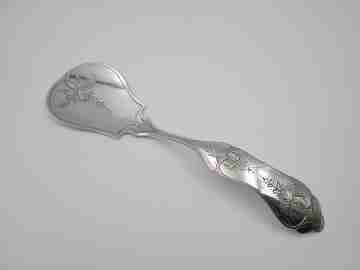 Cake shovel. Silver plated metal. Floral and vegetable motifs. England. 1930's