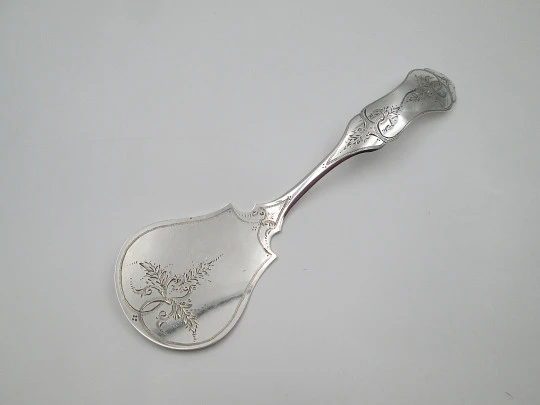 Cake shovel. Silver plated metal. Floral and vegetable motifs. England. 1930's