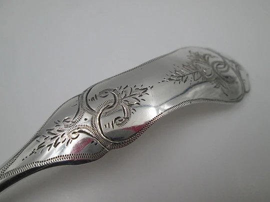 Cake shovel. Silver plated metal. Floral and vegetable motifs. England. 1930's