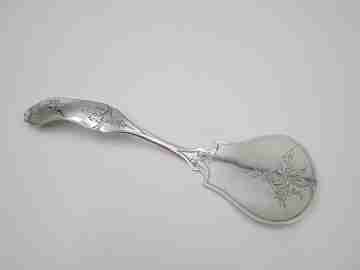 Cake shovel. Silver plated metal. Floral and vegetable motifs. England. 1930's