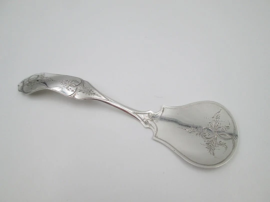 Cake shovel. Silver plated metal. Floral and vegetable motifs. England. 1930's