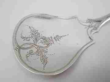 Cake shovel. Silver plated metal. Floral and vegetable motifs. England. 1930's