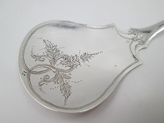 Cake shovel. Silver plated metal. Floral and vegetable motifs. England. 1930's