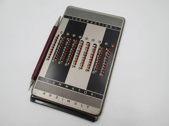 Calculadora Addimult. Metal bicolor. Funda y punzón. Alemania. 1960