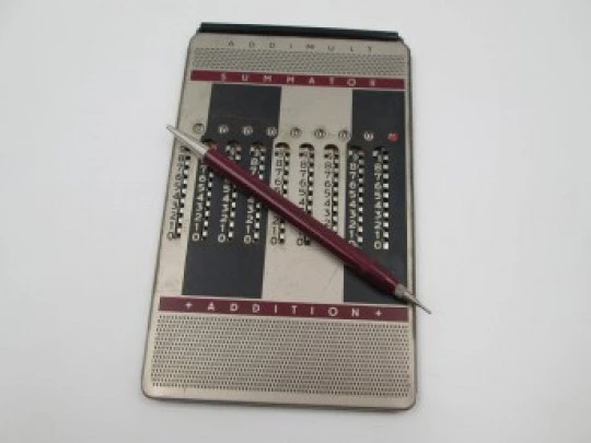 Calculadora Addimult. Metal bicolor. Funda y punzón. Alemania. 1960