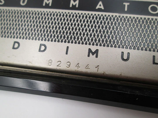 Calculadora Addimult. Metal bicolor. Funda y punzón. Alemania. 1960