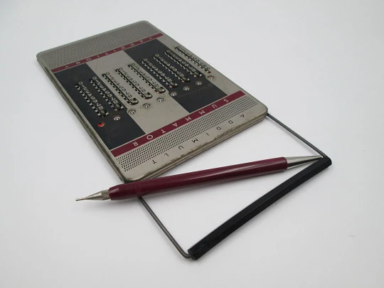 Calculadora Addimult. Metal bicolor. Funda y punzón. Alemania. 1960