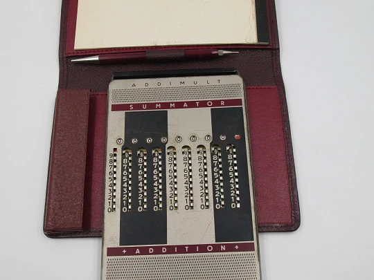 Calculadora Addimult. Metal bicolor. Funda y punzón. Alemania. 1960