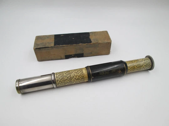 Calculadora de bolsillo Otis King. Metal plateado y lacado negro. Reino Unido. 1940 Calculadora de bolsillo Otis King. Metal plateado y lacado negro. Reino Unido. 1940