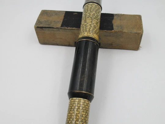 Calculadora de bolsillo Otis King. Metal plateado y lacado negro. Reino Unido. 1940