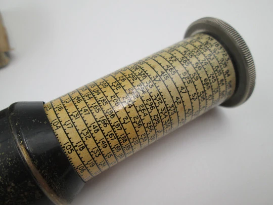 Calculadora de bolsillo Otis King. Metal plateado y lacado negro. Reino Unido. 1940