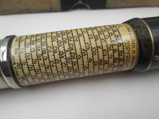 Calculadora de bolsillo Otis King. Metal plateado y lacado negro. Reino Unido. 1940