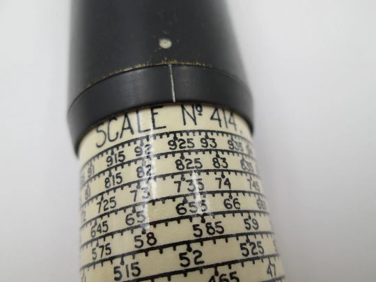 Calculadora de bolsillo Otis King. Metal plateado y lacado negro. Reino Unido. 1950