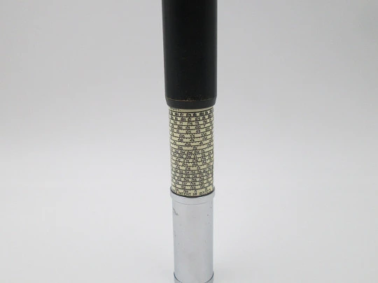 Calculadora de bolsillo Otis King. Metal plateado y lacado negro. Reino Unido. 1950