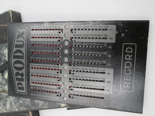 Calculadora mecánica de bolsillo Produx Record. Funda. Alemania. 1950