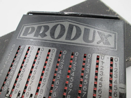 Calculadora mecánica de bolsillo Produx Record. Funda. Alemania. 1950
