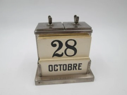 Calendario de escritorio / despacho. Metal plateado. Soportes pluma y tinteros. 1940