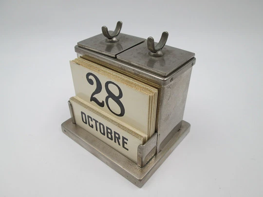 Calendario de escritorio / despacho. Metal plateado. Soportes pluma y tinteros. 1940
