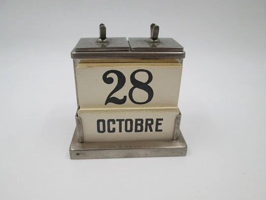 Calendario de escritorio / despacho. Metal plateado. Soportes pluma y tinteros. 1940