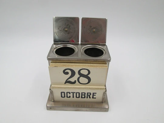 Calendario de escritorio / despacho. Metal plateado. Soportes pluma y tinteros. 1940