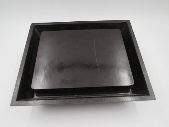 Calendario perpetuo art decó en baquelita con caja de escritorio. Moldura griega. Europa Calendario perpetuo art decó en baquelita con caja de escritorio. Moldura griega. Europa