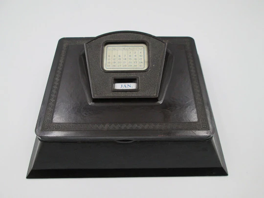 Calendario perpetuo art decó en baquelita con caja de escritorio. Moldura griega. Europa Calendario perpetuo art decó en baquelita con caja de escritorio. Moldura griega. Europa