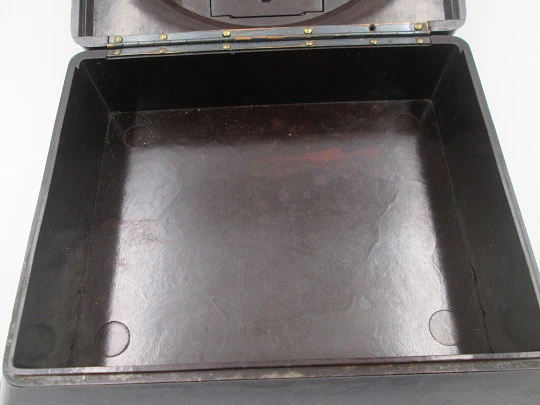 Calendario perpetuo art decó en baquelita con caja de escritorio. Moldura griega. Europa Calendario perpetuo art decó en baquelita con caja de escritorio. Moldura griega. Europa