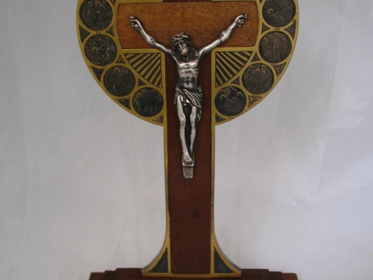 Calvario de sobremesa. Bronce, madera y metal. 1950