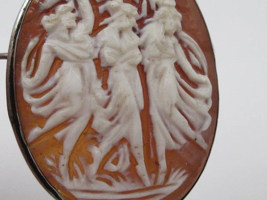 Camafeo escena alto relieve ninfas danzantes. Broche colgante con cerco de plata ley. 1940