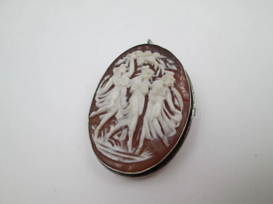 Camafeo escena alto relieve ninfas danzantes. Broche colgante con cerco de plata ley. 1940