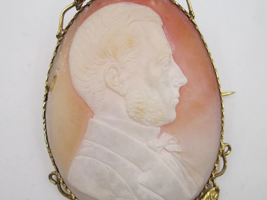 Cameo brooche. Gentleman bust. Vegetable edge. Sterling silver vermeil. 1920's. Europe