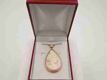 Cameo pendant. 18K gold rim and chain. 1950's. Woman with headdress