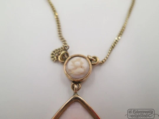 Cameo pendant. 18K gold rim and chain. 1950's. Woman with headdress