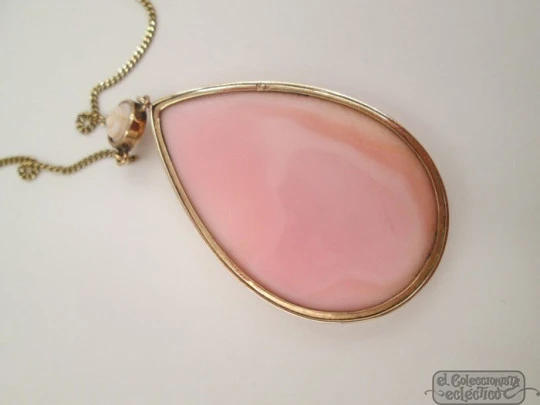 Cameo pendant. 18K gold rim and chain. 1950's. Woman with headdress