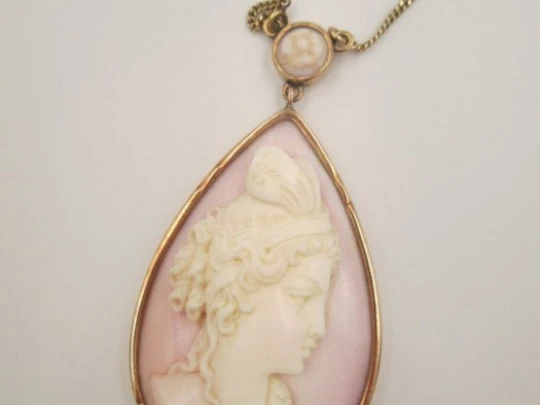 Cameo pendant. 18K gold rim and chain. 1950's. Woman with headdress