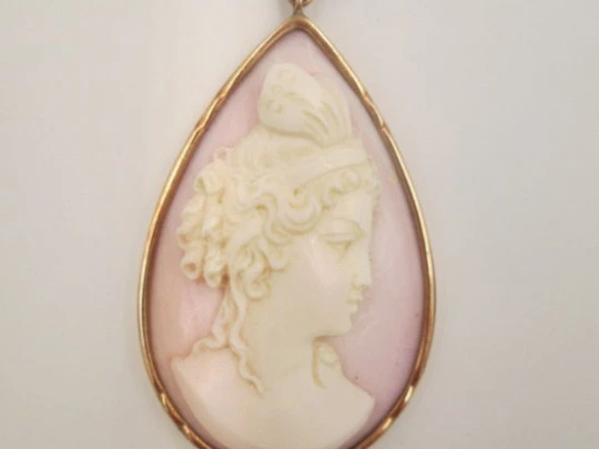 Cameo pendant. 18K gold rim and chain. 1950's. Woman with headdress