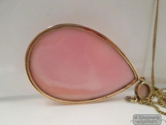Cameo pendant. 18K gold rim and chain. 1950's. Woman with headdress