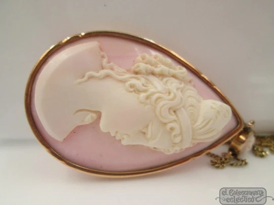 Cameo pendant. 18K gold rim and chain. 1950's. Woman with headdress