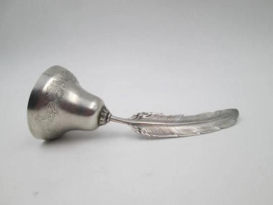 Campanilla / esquila. Plata de ley 925. Pluma de ave. Motivos vegetales. 1970. España