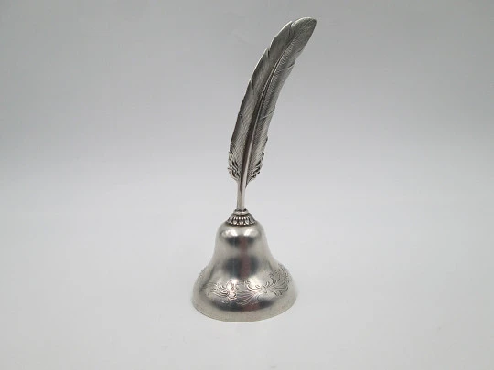 Campanilla / esquila. Plata de ley 925. Pluma de ave. Motivos vegetales. 1970. España