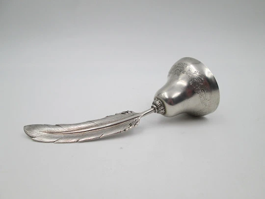 Campanilla / esquila. Plata de ley 925. Pluma de ave. Motivos vegetales. 1970. España