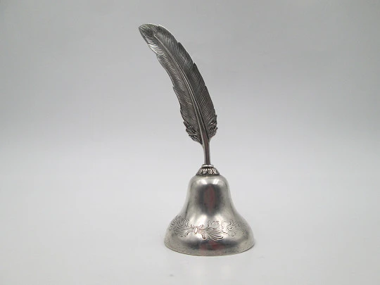 Campanilla / esquila. Plata de ley 925. Pluma de ave. Motivos vegetales. 1970. España