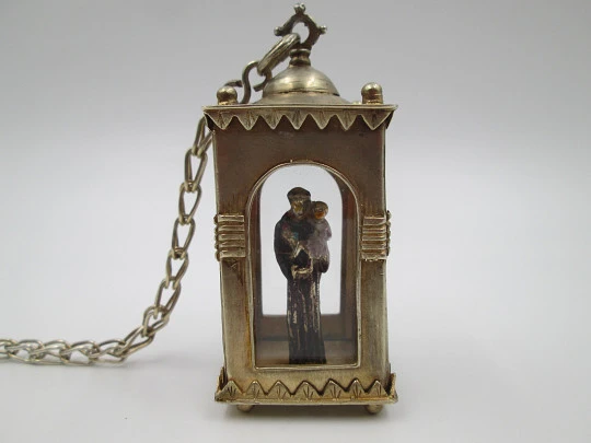 Capilla artesanal acristalada de plata con figura policromada San Antonio. 1950
